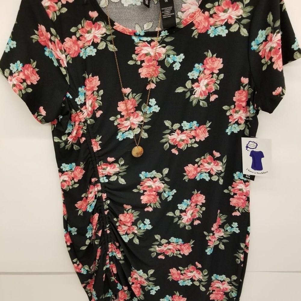 Ladies floral print  top w/pendant